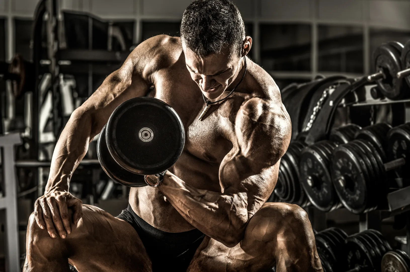 homem musculoso treinando na academia runner